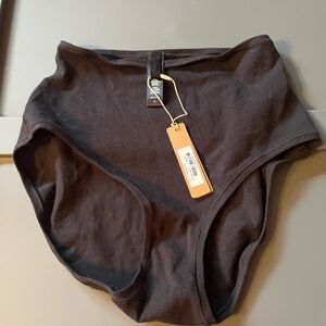 SKIMS Soot Full Coverage- size small